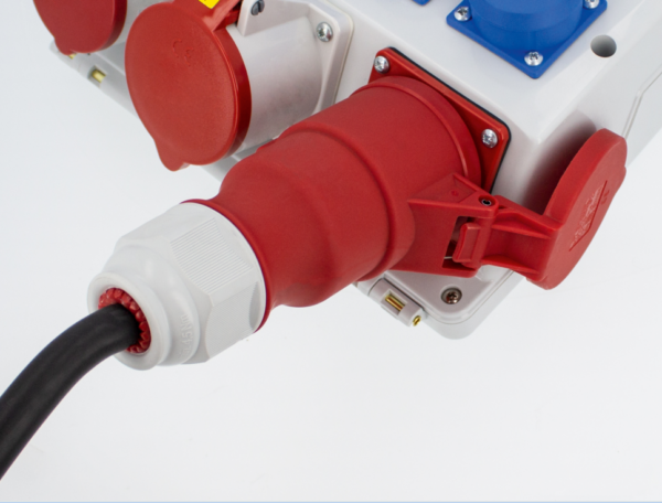 Solarverteiler mit plug&play Anbausteckern am Gehäuse, mit eingebautem betriebsfertigem Loxone Energiemanagentsystem